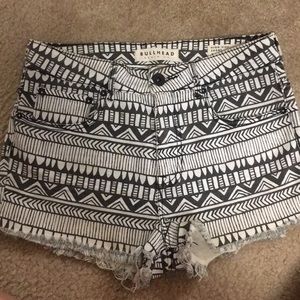 ✨ Bullhead Denim Co. High Rise Patterned Shorts ✨